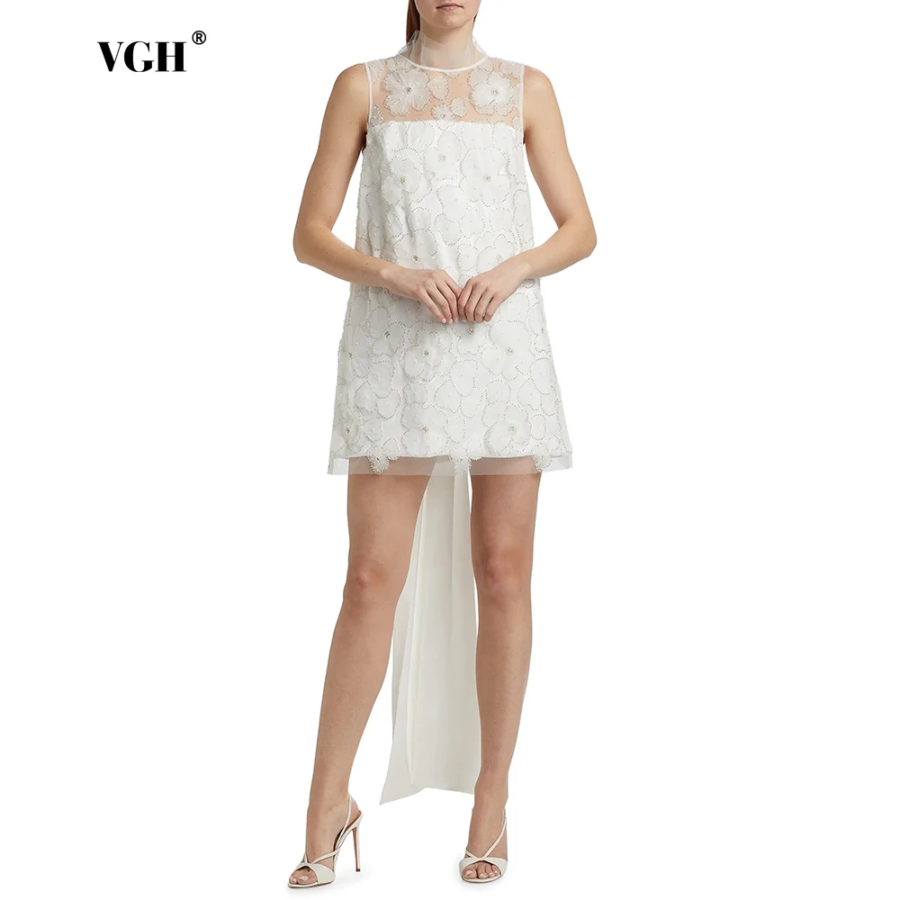 فستان سهرة أنيق مزين بقطع القماش من VGH للنساء بياقة دائرية بدون أكمام وخصر عالٍ مع فيونكة فساتين بيضاء رسمية للسيدات
