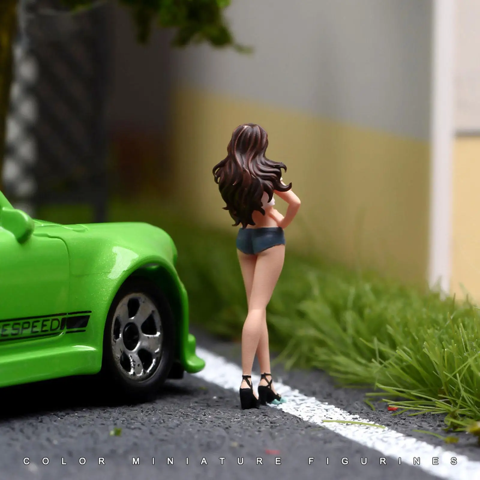 

1/64 Female Figure Collectible Resin Mini Figurine People Model ,People Figurine, for Scene Layout Sand Table Desktop Decoration