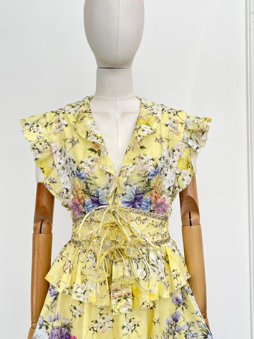 Gelbes Minikleid mit Blumendruck, ärmellos, Rüschen, Wasp-Taille, 2022, neues Design