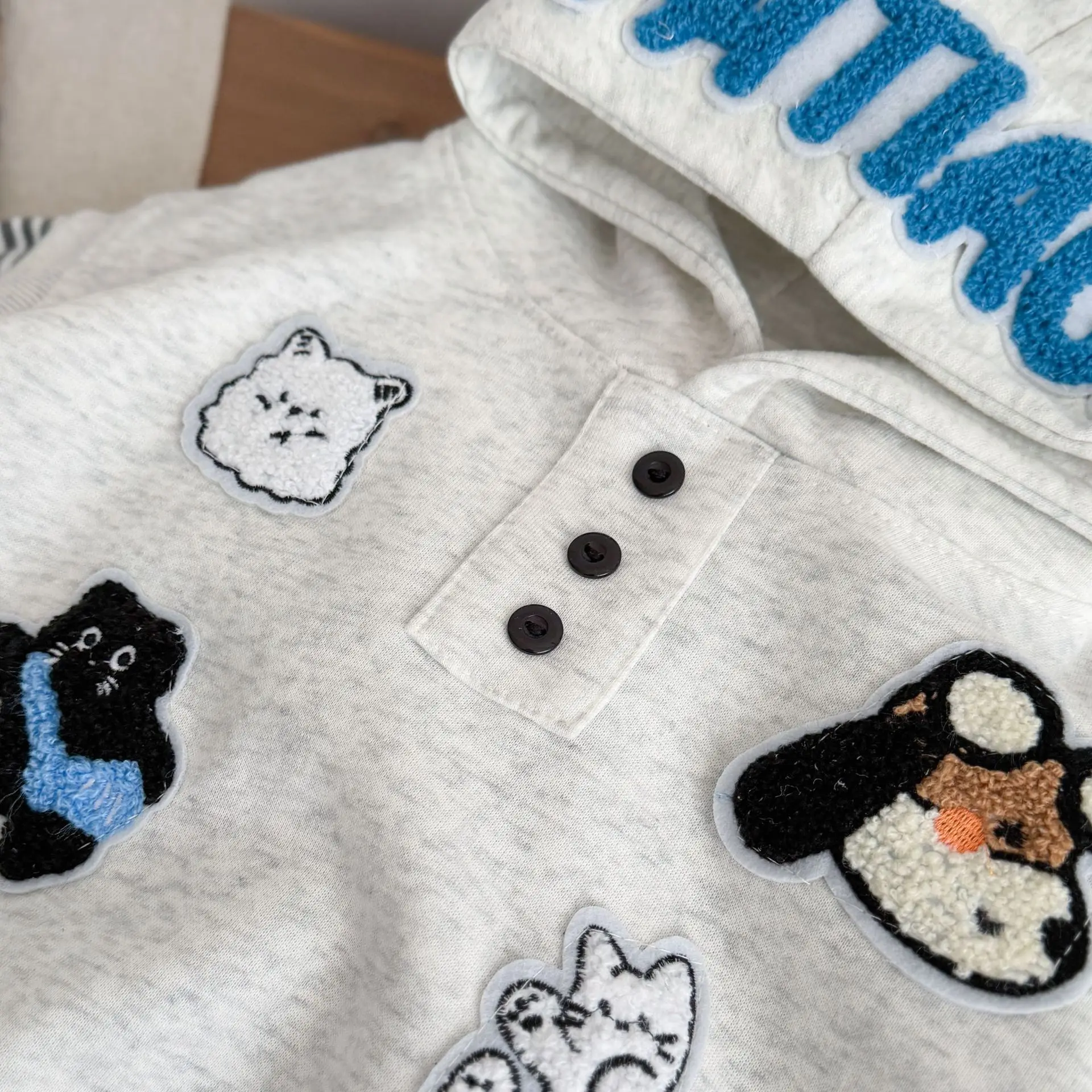 2026 Neue Herbst-Babykleidungssets für Jungen und Mädchen, niedliche Cartoon-Patch-Weste mit Kapuze + gestreiftes Langarm-Oberteil + Hose, 3-teiliges lässiges Kinder-Outfit – Detail 7