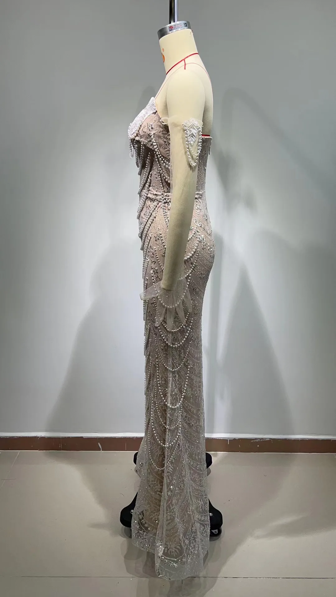 2025年新作 レディース ホワイトガーゼグローブ ラグジュアリーパール スパークリングダイヤモンド ストラップレスドレス オートクチュール ウェディング イブニングパーティー