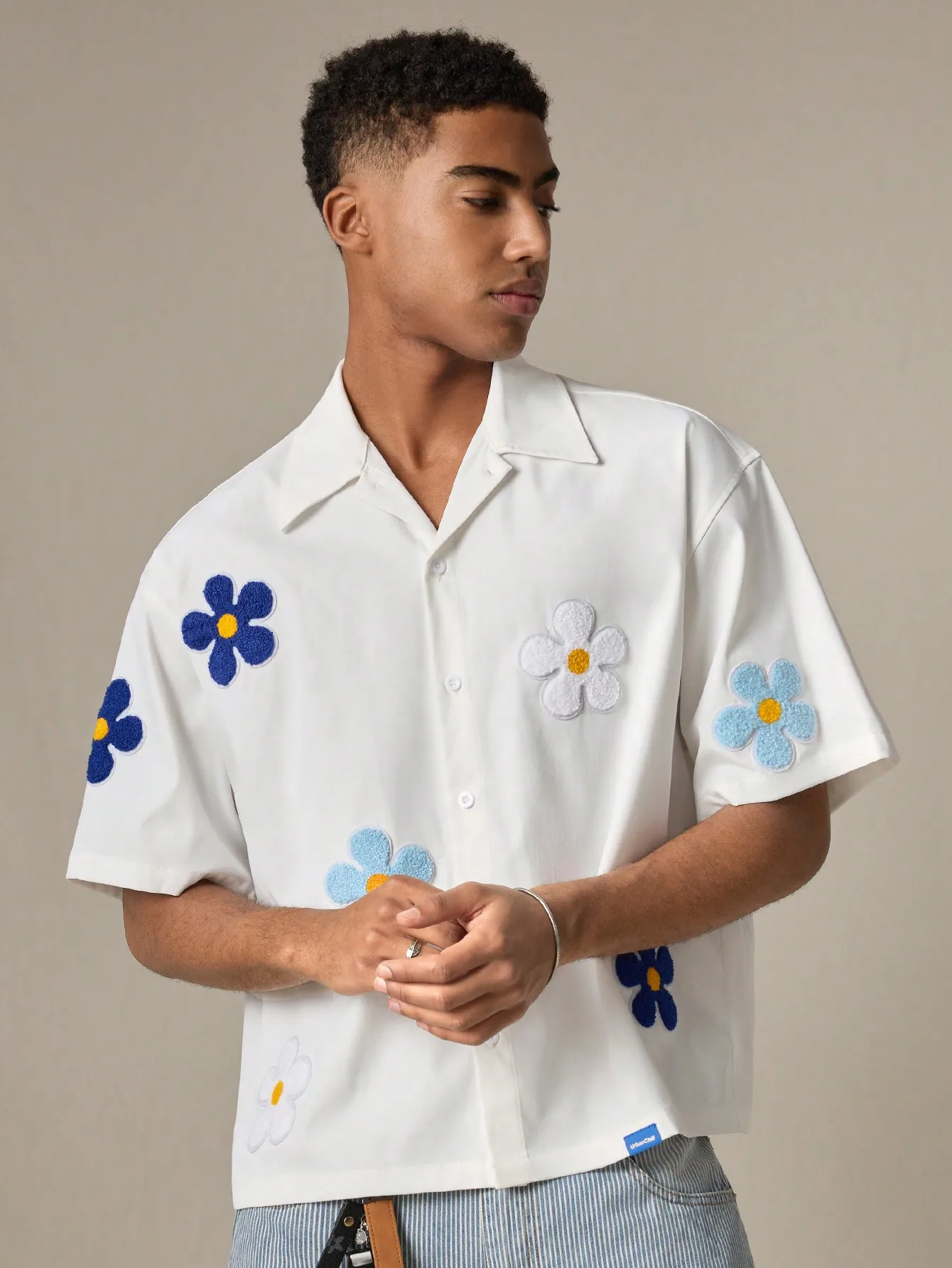 

Men's White Short Sleeve Button-Front Shirt with Embroidered Daisy Flowers