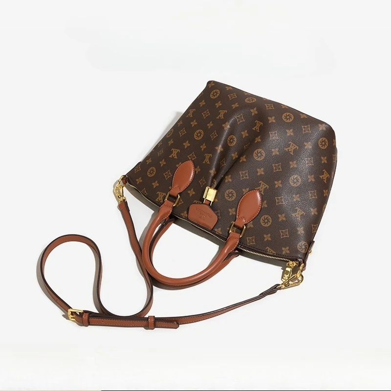 حقيبة يد نسائية جلدية مع كتف تحمل تصميم أنيق من العلامة التجارية الشهيرة ماسنجر مستوحاة من الأحداث الرسمية