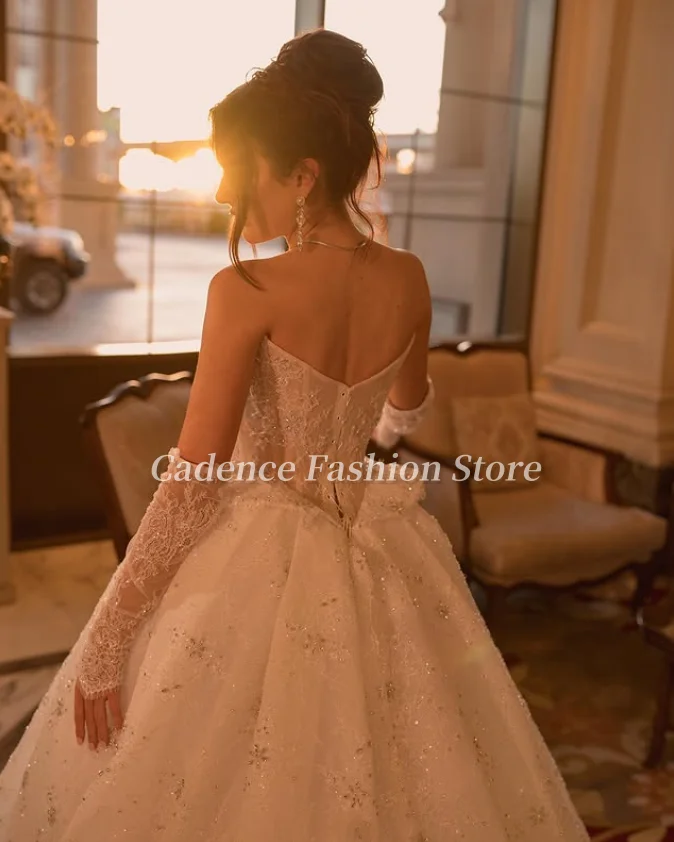 Maßgeschneiderte luxuriöse weiße trägerlose Prinzessin arabische Brautkleider Korsett Perlen Spitze Applikation Dubai Brautkleider