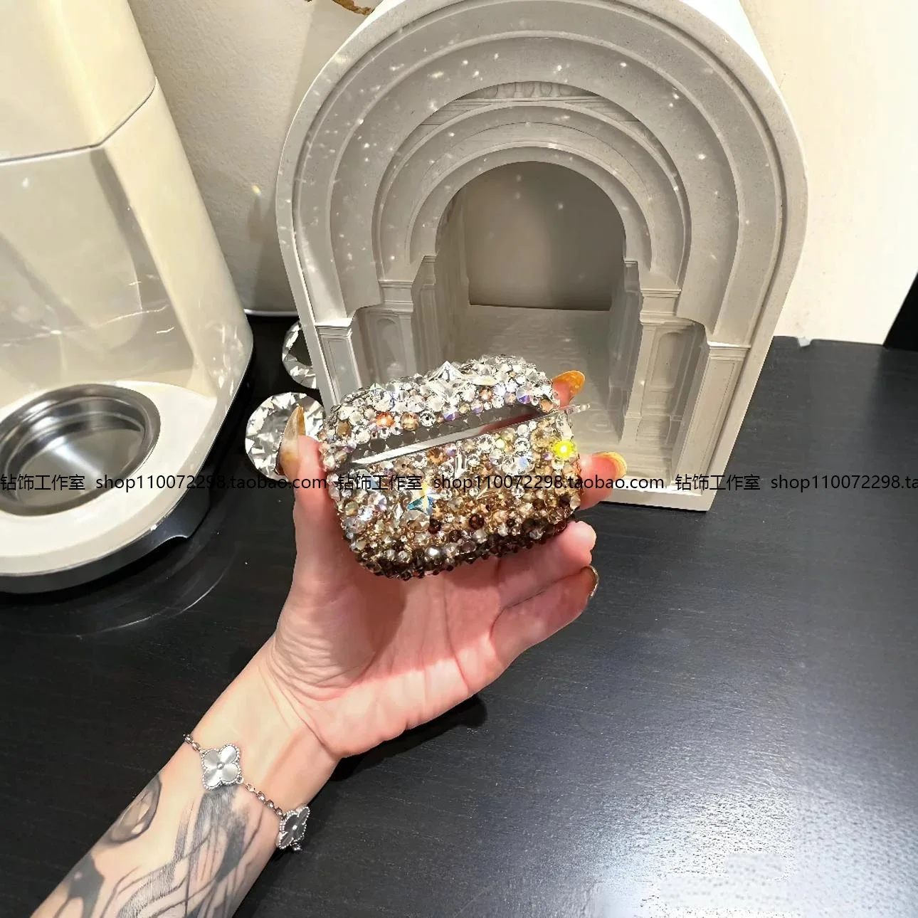 

Suitable for airpods protective cover with diamonds