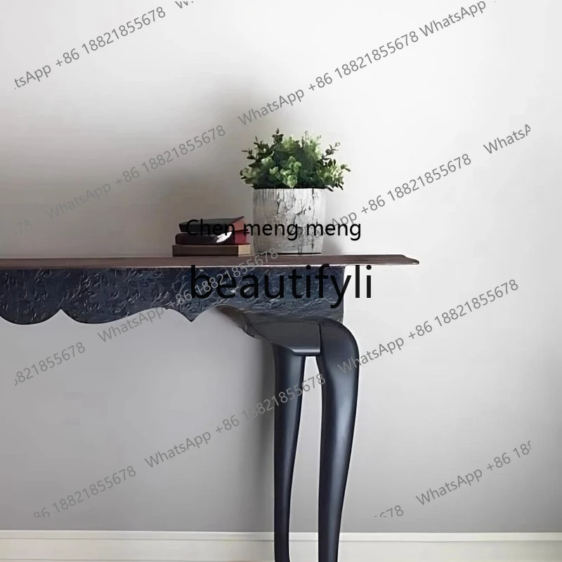 X قاعة مدخل الممر الأسود القديم المنحوت من الخشب الصلب تواجه الحائط وخزانة المدخل