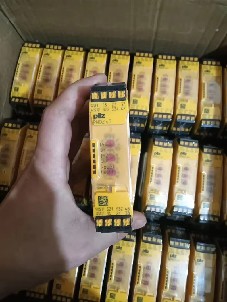 

Safety relay, model 751105 750103 751107 750105 751103 750107 774303 751110 Brand new original