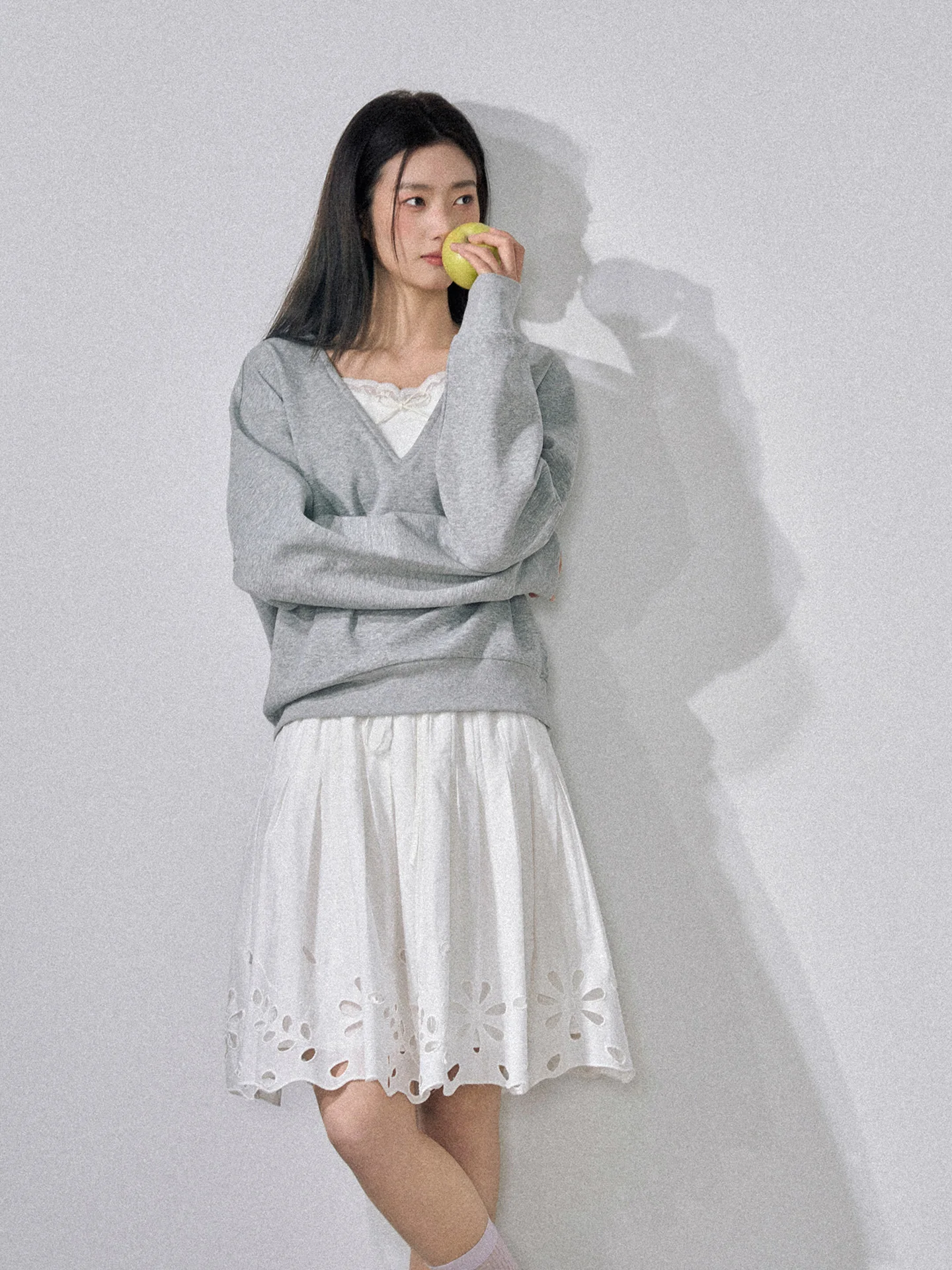 

Subtiel Loose Lace Splice Long Sve V-Ne Sweatirt for Women Light ey Spring New Korean Sle Casual Comfortable Top