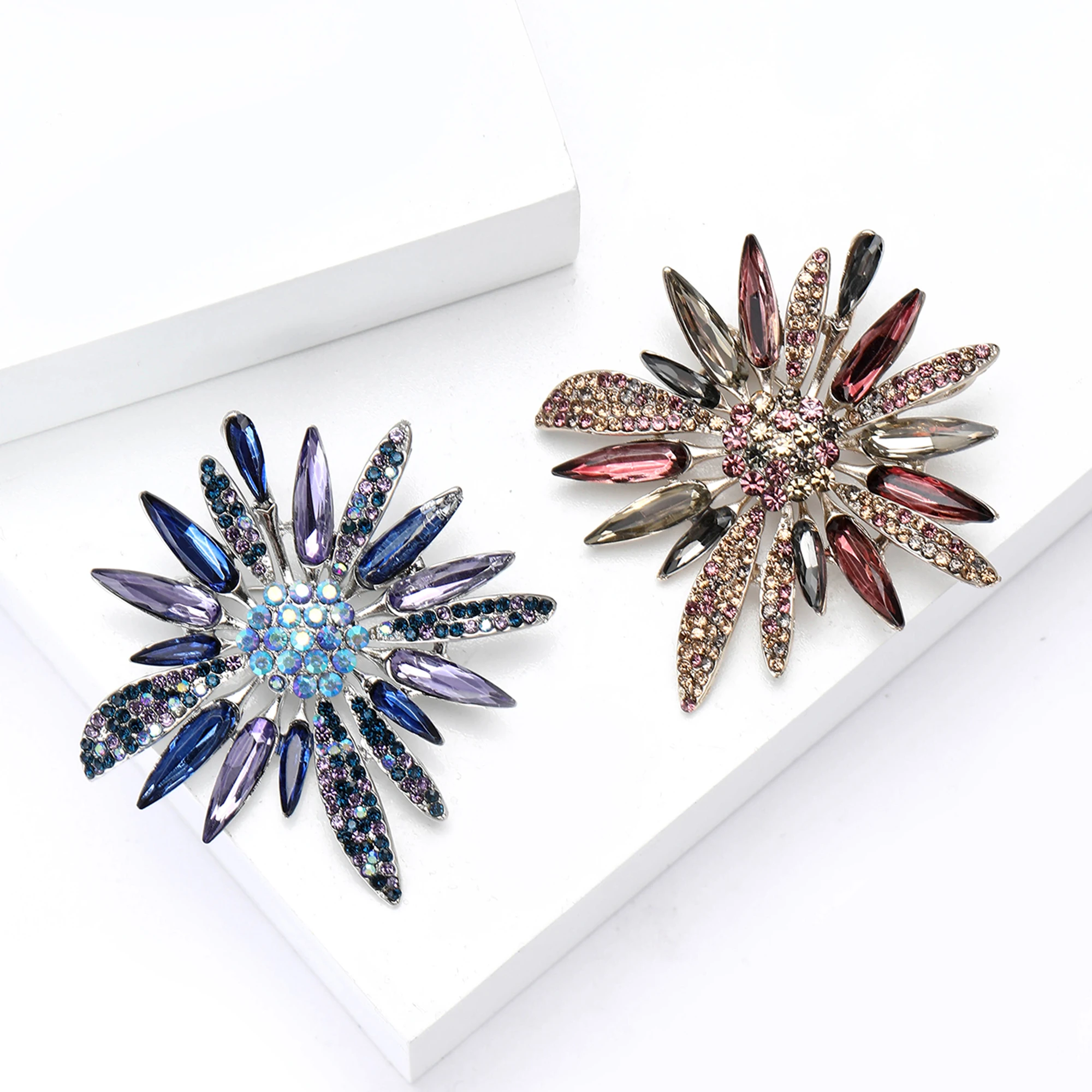 دبابيس عباد الشمس الفاخرة من حجر الراين للنساء دبابيس نباتية زجاجية حقيبة ظهر للحفلات والمناسبات هدايا مضحكة وإكسسوارات الملابس والديكور