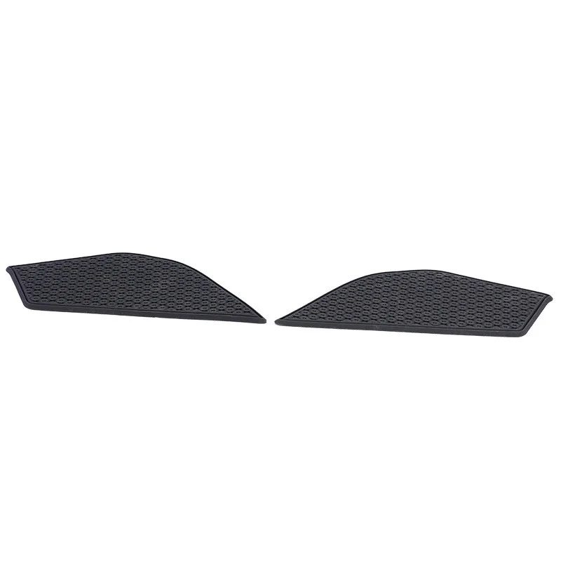 

1 комплект наклеек на топливный бак мотоцикла, модифицированных с использованием декоративных аксессуаров, защищающих от царапин и скольжения.