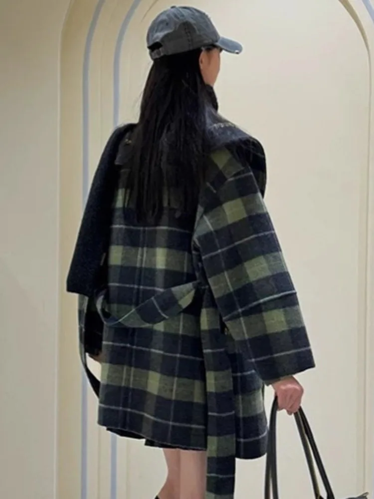 ZMEENNA Veste élégante à revers à carreaux pour femme Manteau long ouvert sur le devant avec détail de broderie Vêtements d'extérieur d'hiver surdimensionnés élégants ZM3636