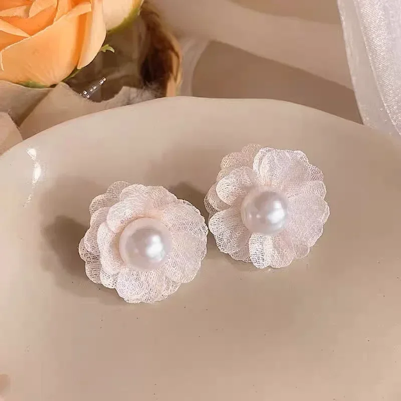 الفرنسية زهرة اللؤلؤ قرط كبس لطيف وبسيط دون ثقوب الأذن تصميم 2025 المرأة الجديدة مزاجه الرجعية الأذن الملحقات