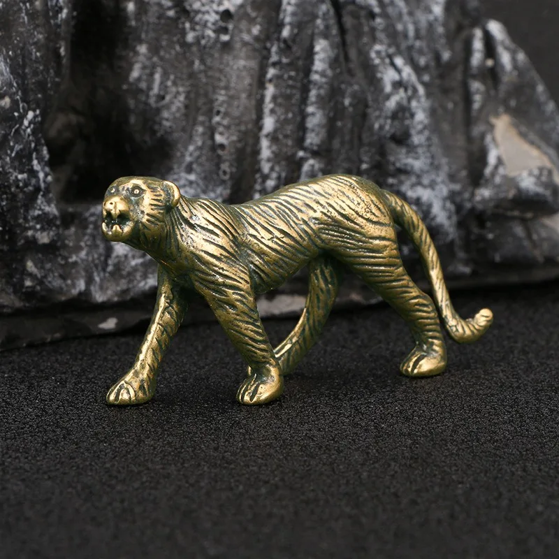 

1PC Antique Finish Brass Jungle Leopard Miniatures Handheld Piece Tea Pet Desk Ornament Vintage Craft Collection Home Decoration