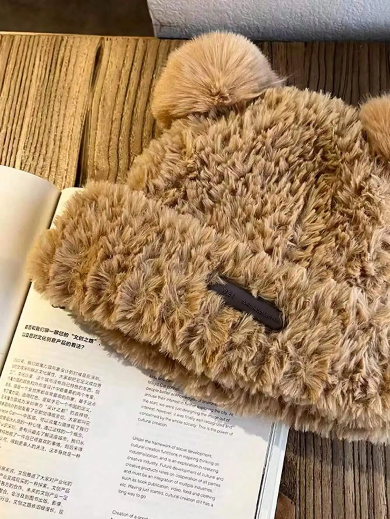 قطعة واحدة من قبعة الأذن المصنوعة من الصوف البني للنساء، دافئة للارتداء اليومي في الخريف/الشتاء