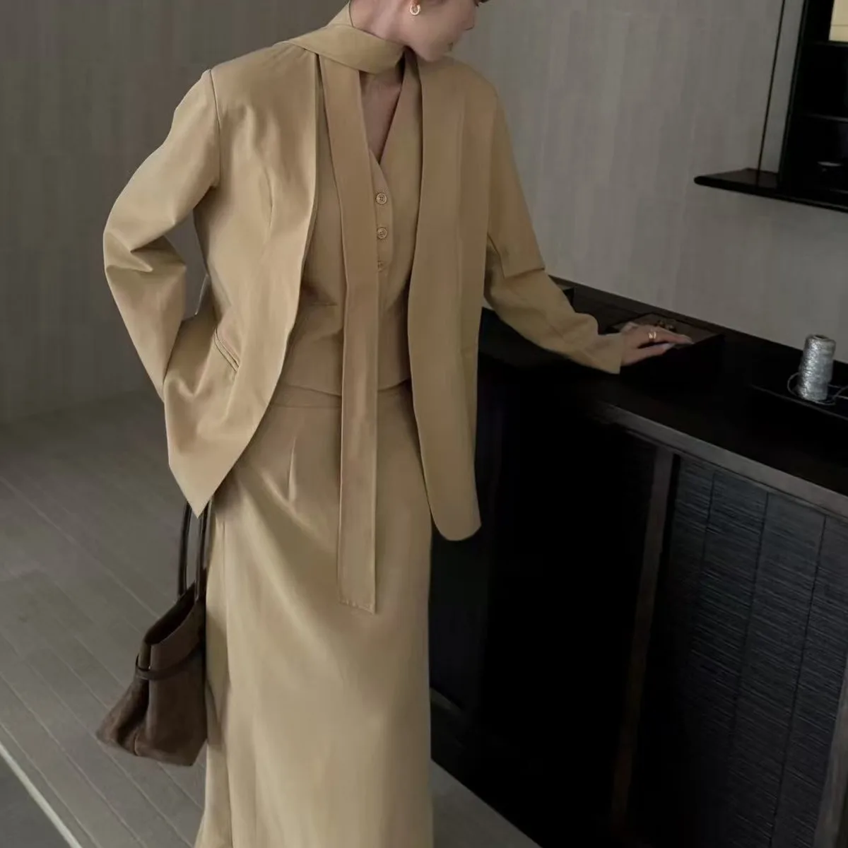 KWTX 2025 أوائل الخريف المتطورة 3 قطعة مجموعة النساء الشكل رياضية أنيقة ملابس أنيقة الخامس الرقبة سترة سترة تنورة مع حزام #3