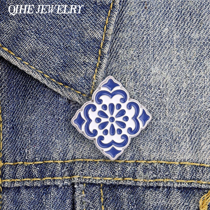 Blau-weiße Emaille-Anstecknadel im Porzellan-Stil mit geometrischem Blumenmuster, Retro-Mode, chinesische blaue Blumenbrosche, Reversnadel, Schmuckgeschenke