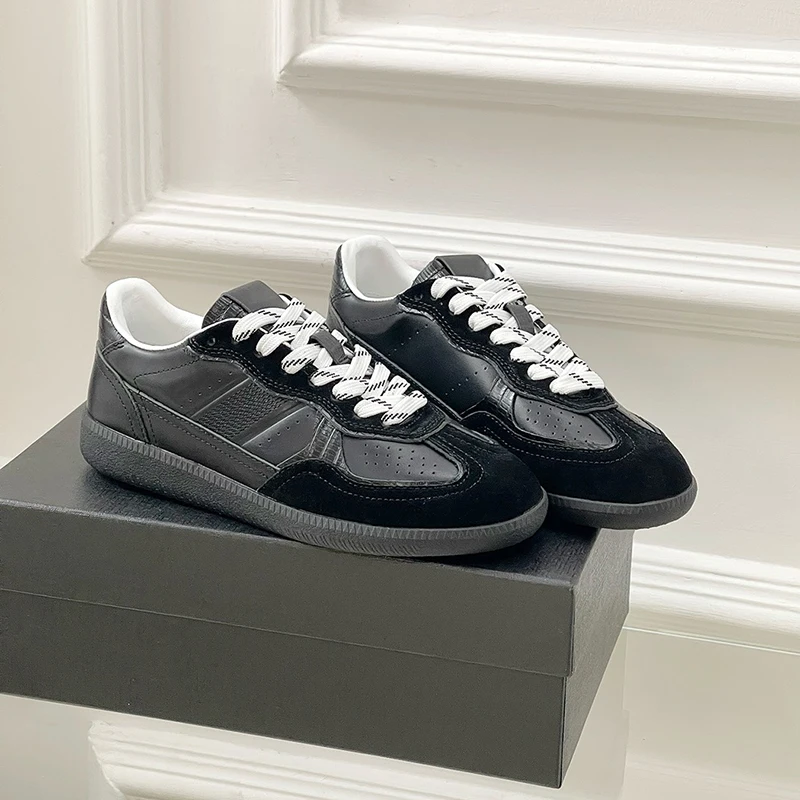 جودة عالية 2025 جديد الأدمة أحذية رياضية كاجوال إمرأة فاخر اللون كلاش الدانتيل متابعة ديربي أحذية ريترو حذاء مسطح الأحذية النسائية