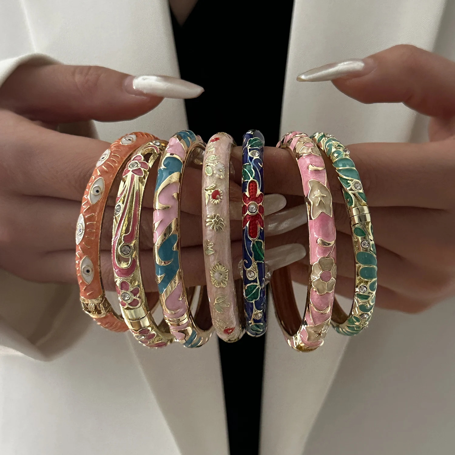 Vintage Pastellfarbener Blumen-Emaille-Armreif für Damen Elegantes Vergoldetes Cloisonné-Inspiriertes Stapelarmband Trendsetter-Schmuck – Detail 5