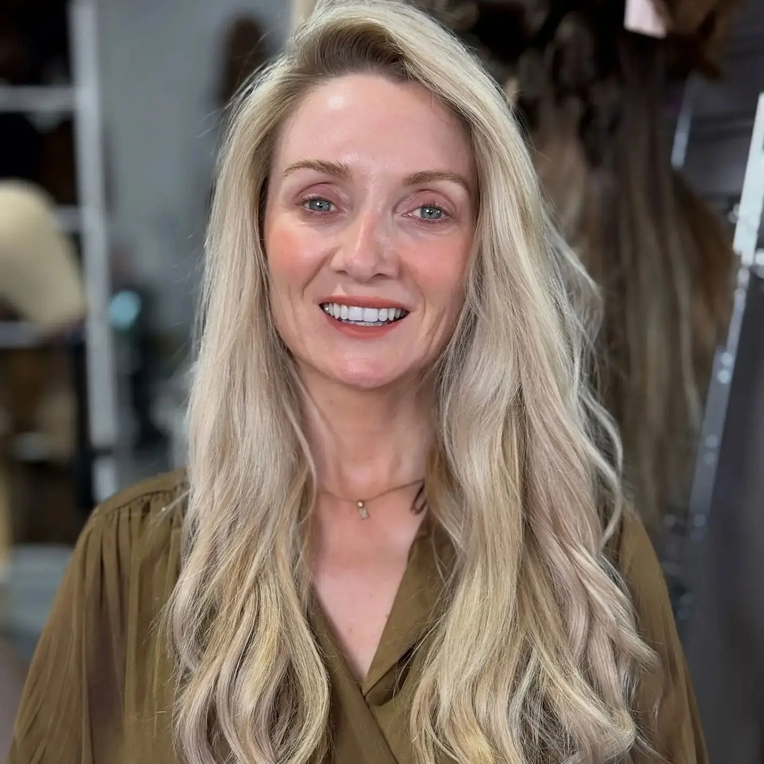 

Natural Body Wave Wigs 13x4 Free Part Ombre Ash Blonde Wig with Dark Roots Soft HD Lace Front Wig Glueless Wigs Synthetic Hair