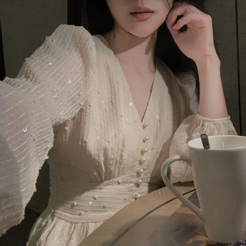 

2024 Autumn and Winter French Vintage Sequin V-neck High End Western Chiffon Embroidery High Waist Slimming Lantern Sleep Dress