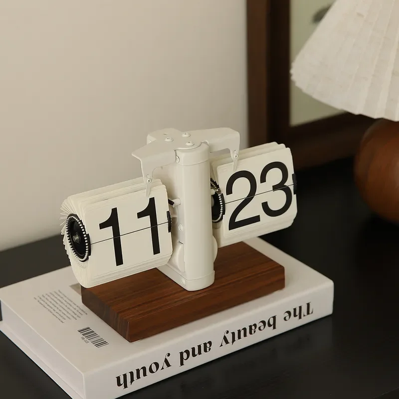 Manufacturer's cross-border automatic page turning clock light luxury desktop ornament retro mechanical watch pendulum