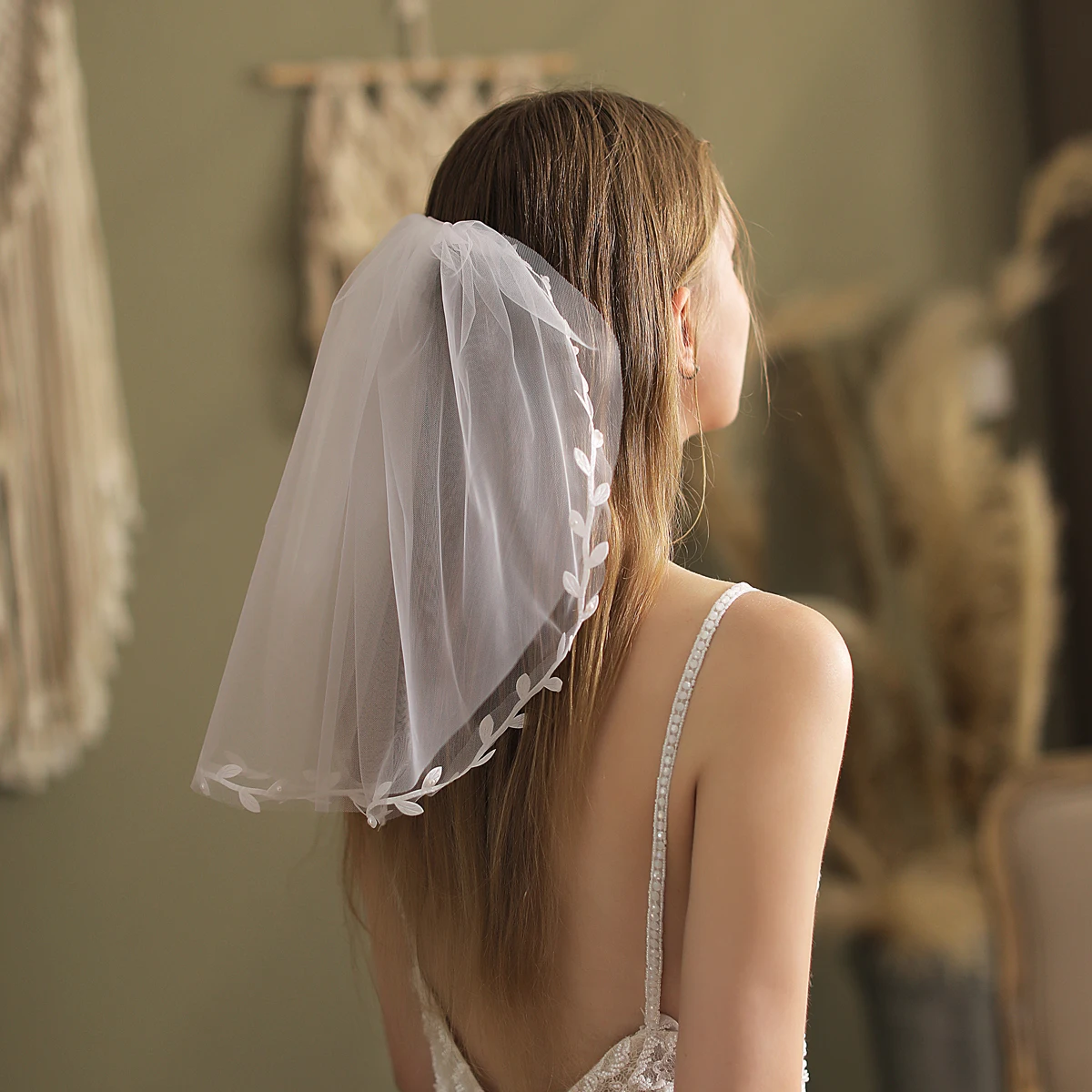 

V804 Elegant White Leaf Lace Edge Handmade Short Wedding Bridal Veil with Hair Comb