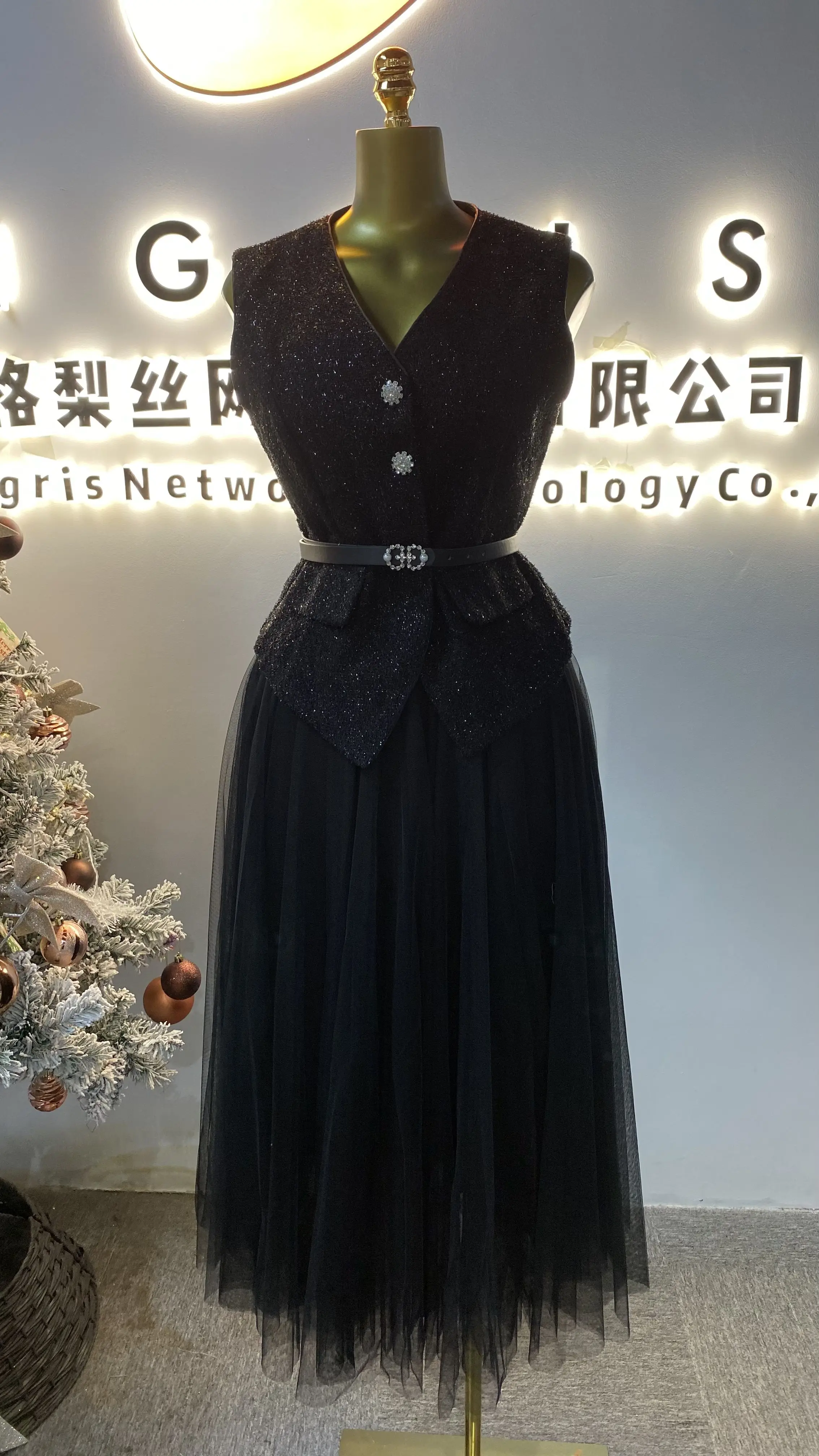 

Custom high-quality sleeveless U-neck contrast chiffon pleated maxi dress-GZXX129