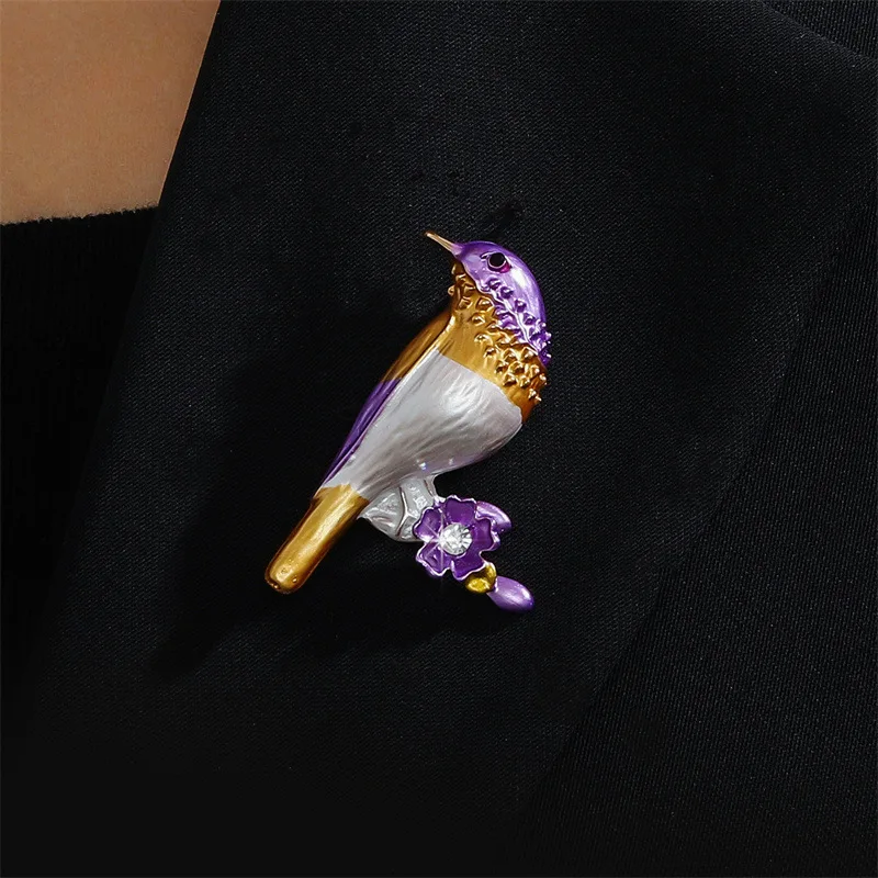 Animal magpie brooch, painted oil bird chest flower, personalized fashion, anti glare collar button, clothing accessories