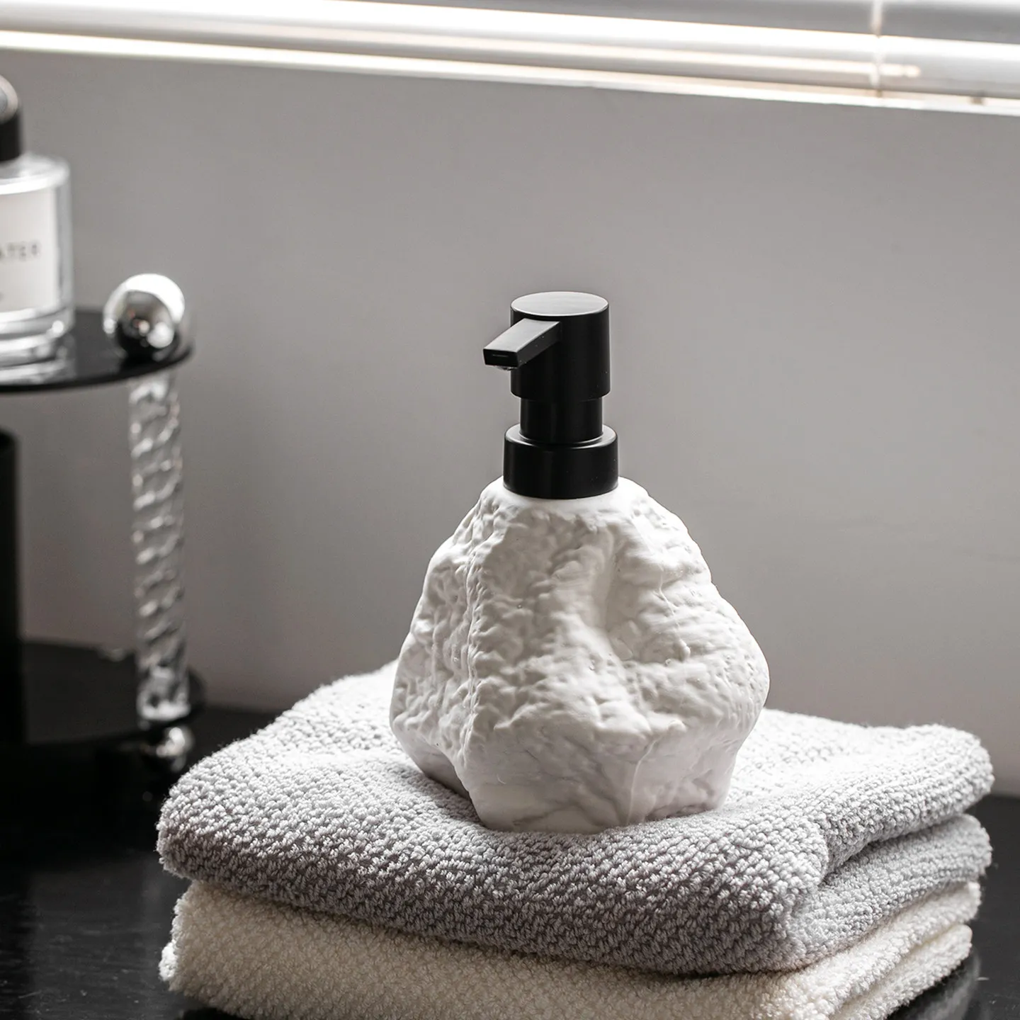 380ml soap dispenser  pneumatic rock shaped ceramic press bottle lotion hand sanitizer bottle press type split bottle  dispenser