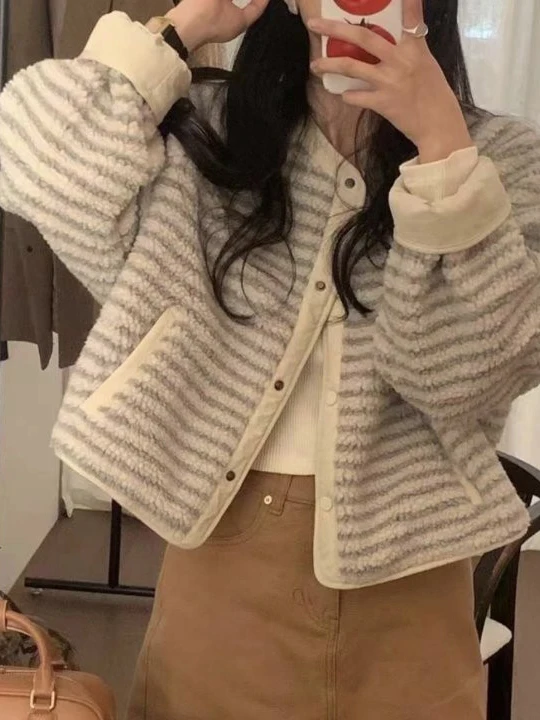 เสื้อโค้ทขนแกะเทียมลายทางทรงหลวมแบบเรโทร กระดุมเดี่ยว ผ้าโพลีเอสเตอร์ สไตล์เกาหลี ให้ความอบอุ่นสำหรับผู้หญิง