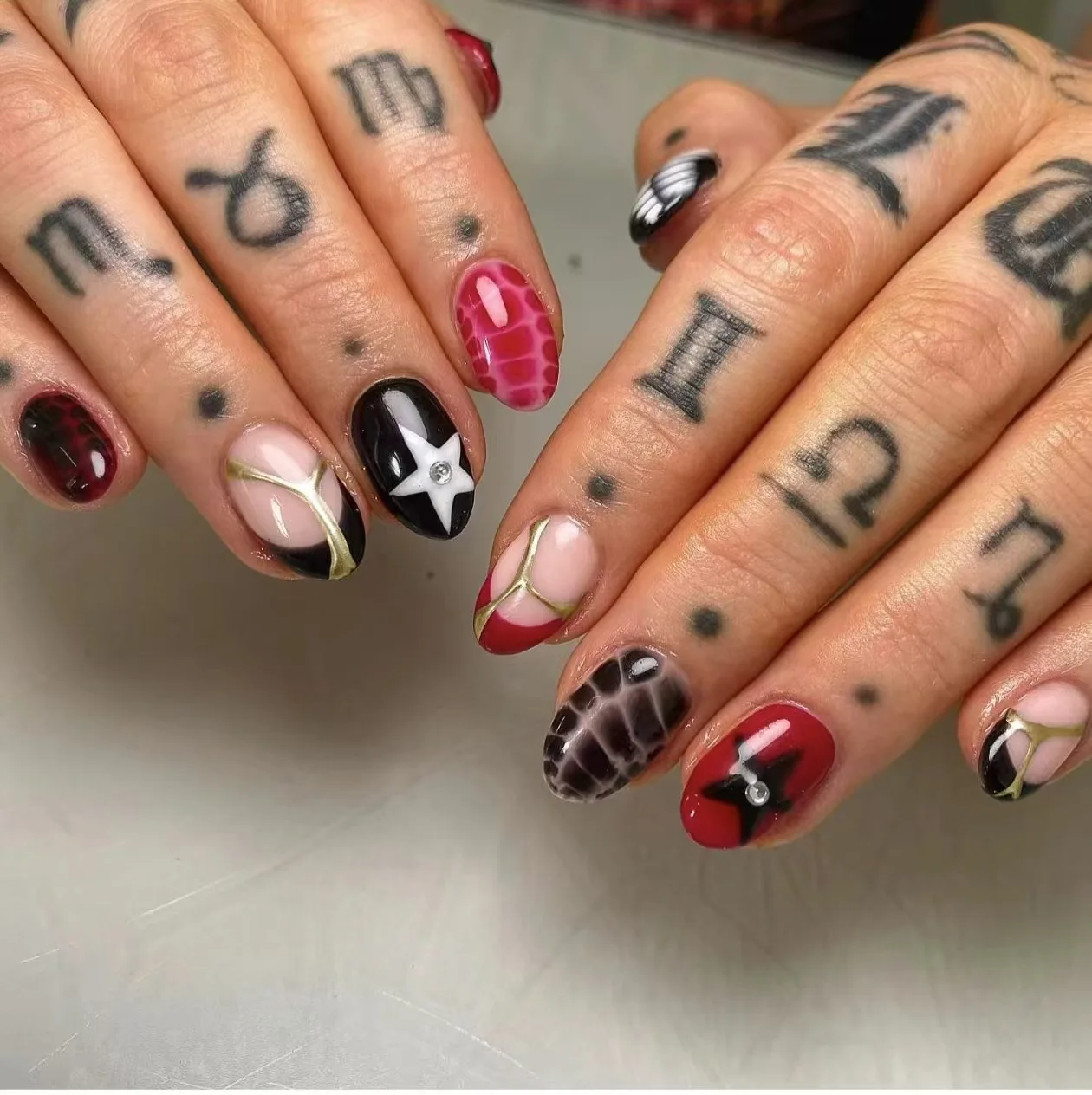 

24Pcs Short Round French Fake Nails Red Black Irregular Design Press on False Nails Star Rhinestone Wearable Full Cover Nail Tip