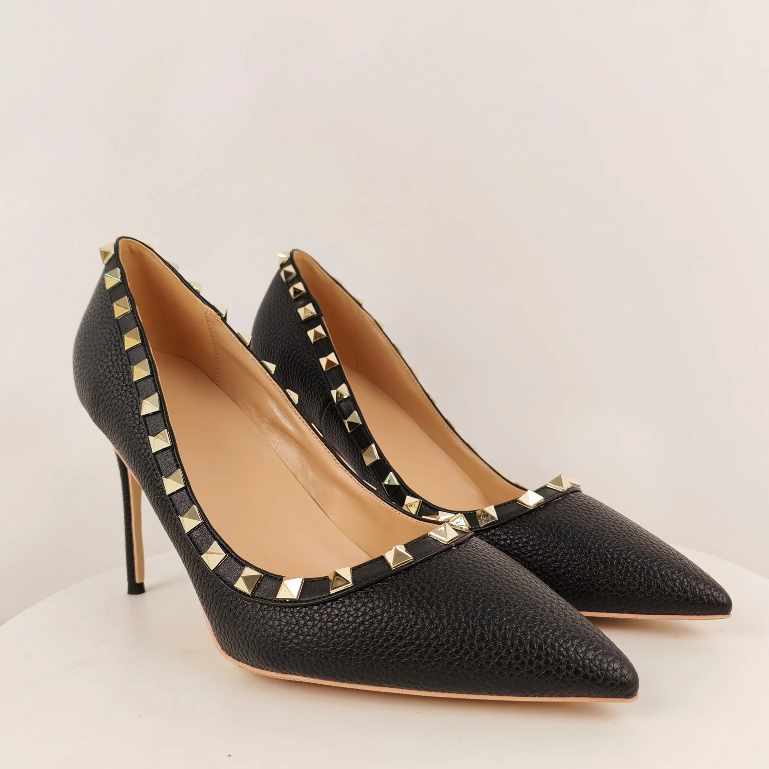 Zapatos de Tacón de Aguja de Cuero Texturizado Negro para Mujer, Detalle de Tachuelas Doradas, Estilo Elegante y Atrevido para Looks Casuales de Moda para la Noche