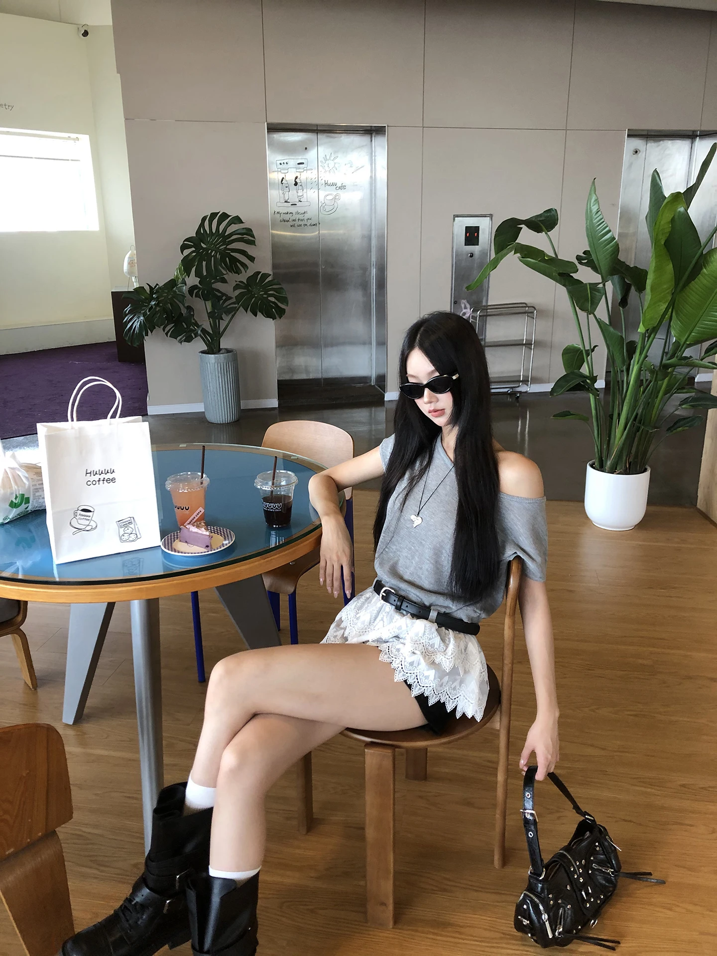 

Красная футболка Celebri ort Sve, женская, новинка 2025, летняя, с кружевным дизайном, Sensation oulder Bared Advanced Feeling Side oulde...