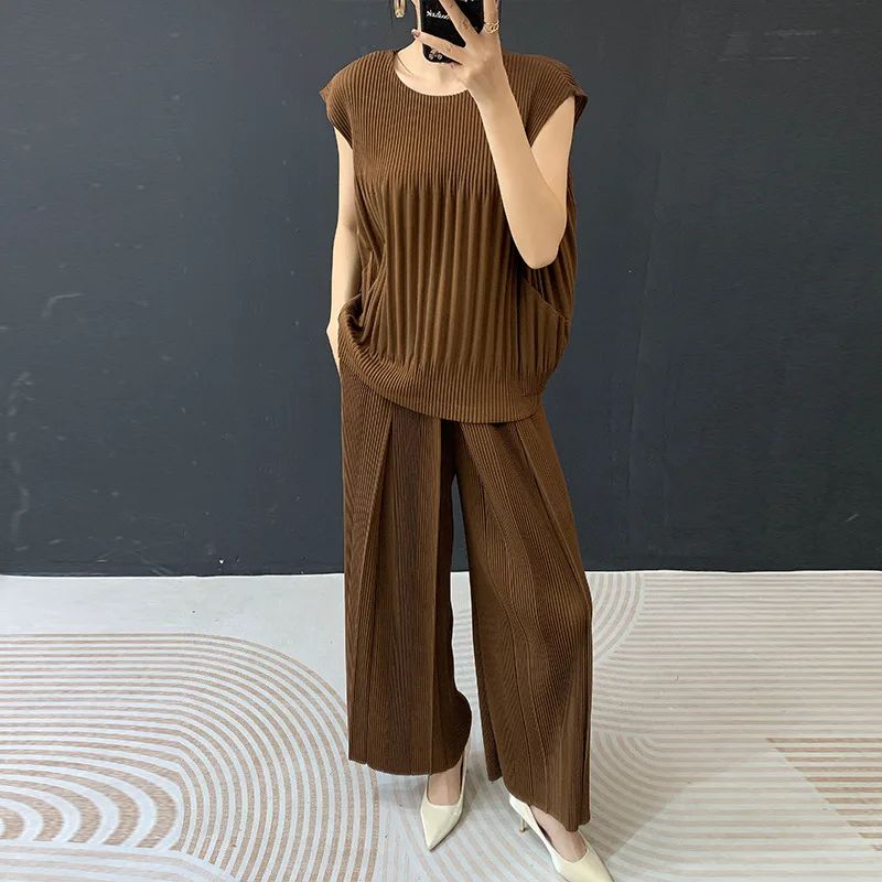 Miyake Folds 2026 Traje de moda de primavera y verano Camiseta sin mangas holgada con parte inferior + Pantalones rectos informales de pierna ancha Dos piezas