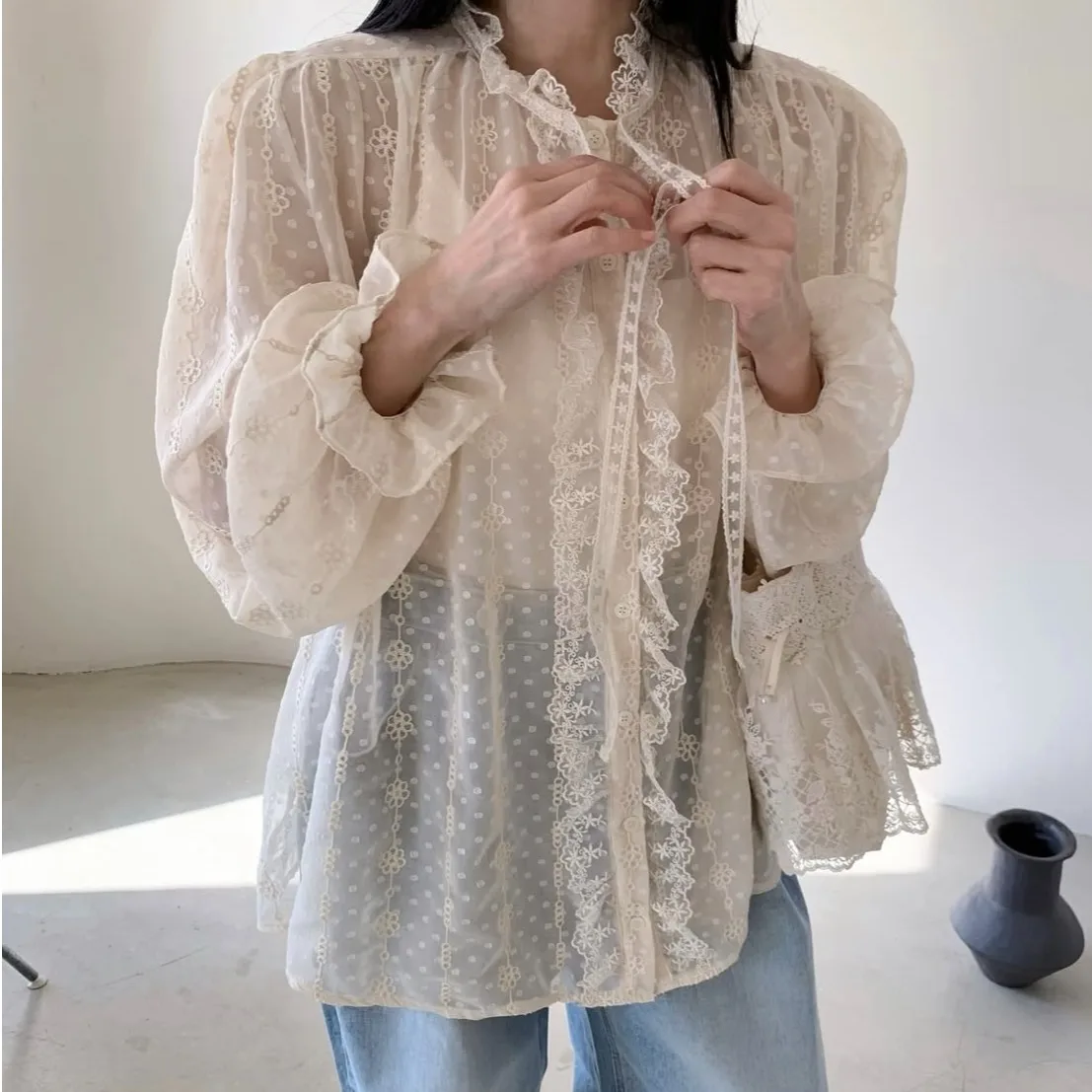 เสื้อผู้หญิงแขนยาว คอตั้ง แต่งผ้าลูกไม้ พร้อมเข็มขัดสไตล์เกาหลี สำหรับฤดูใบไม้ผลิและฤดูใบไม้ร่วง