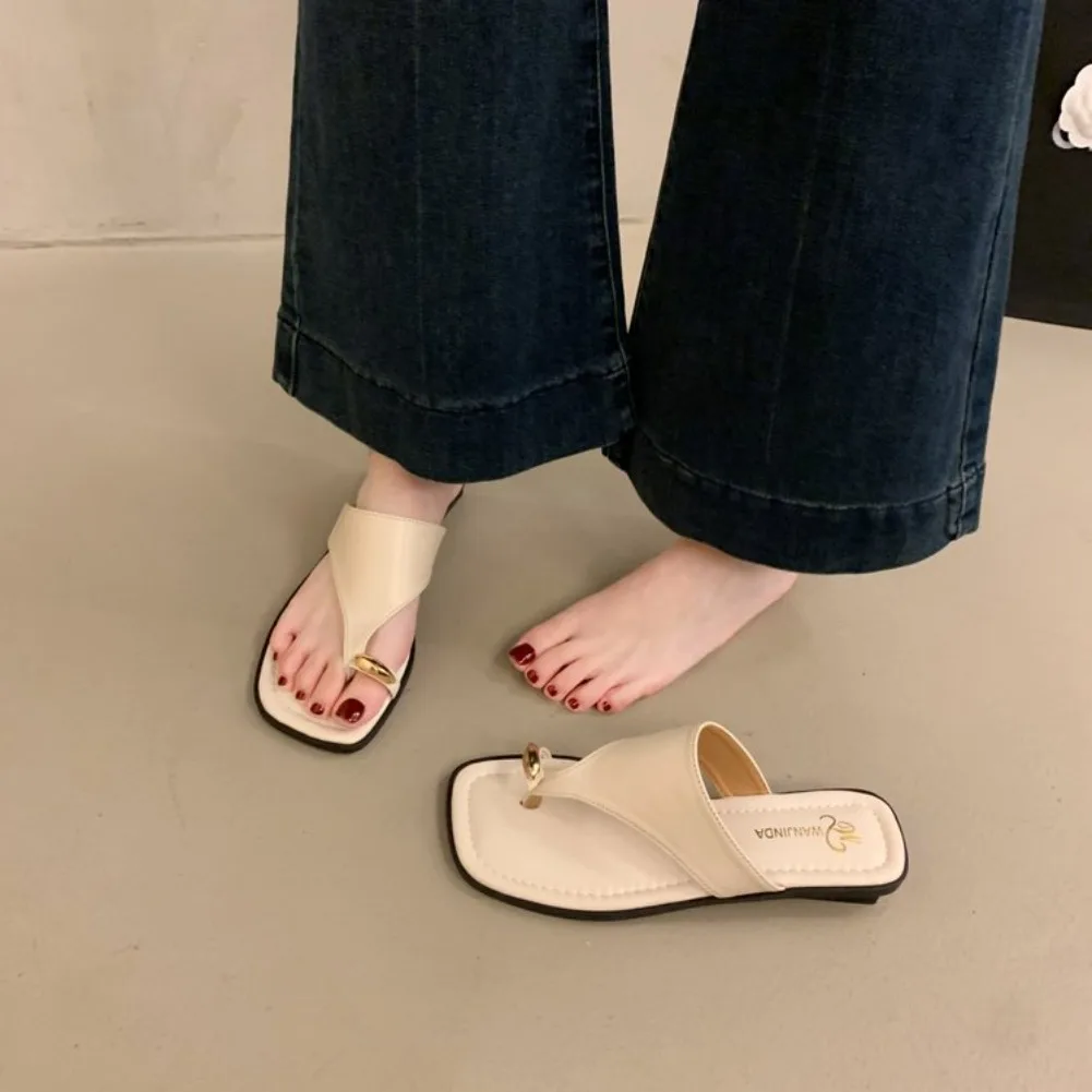 Damen Sommer Flip-Flops mit flacher Sohle, Zehenstegsandalen, eckige Zehenpartie, Kunstleder, weiche Sohle, rutschfeste Schuhe für Strandurlaub und Alltag – Detail 14