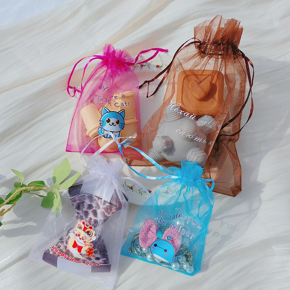 100 قطعة شعار مخصص الأورجانزا شنطة هدايا متعدد الألوان الرباط الحقائب للحلوى والمجوهرات حقيبة التعبئة حقائب هدايا الزفاف حقيبة من الأورجانزا