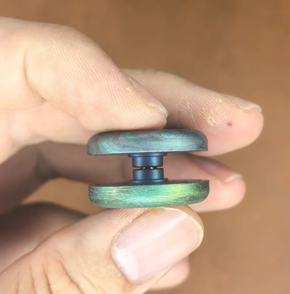 Giocattolo di decompressione fidget spinner con pulsante EDC zircuti da 24,5 mm usato