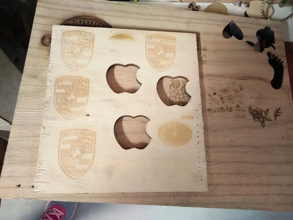 4060 آلة الحفر بالليزر CO2 باستخدام الحاسب الآلي قطع الخشب بالليزر تكوين نوع العملاقة يدعم تنسيق AI BMP PLT للمطاط