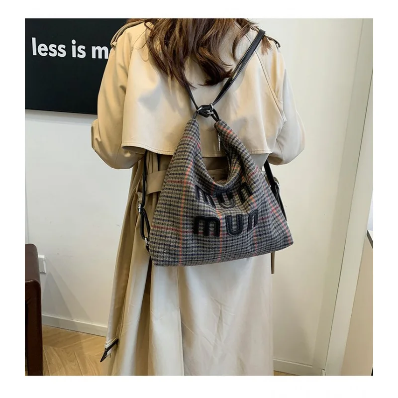 حقيبة ماسنجر نسائية أنيقة مصنوعة من الجلد الناعم بجودة عالية ومظهر عتيق عصري ​