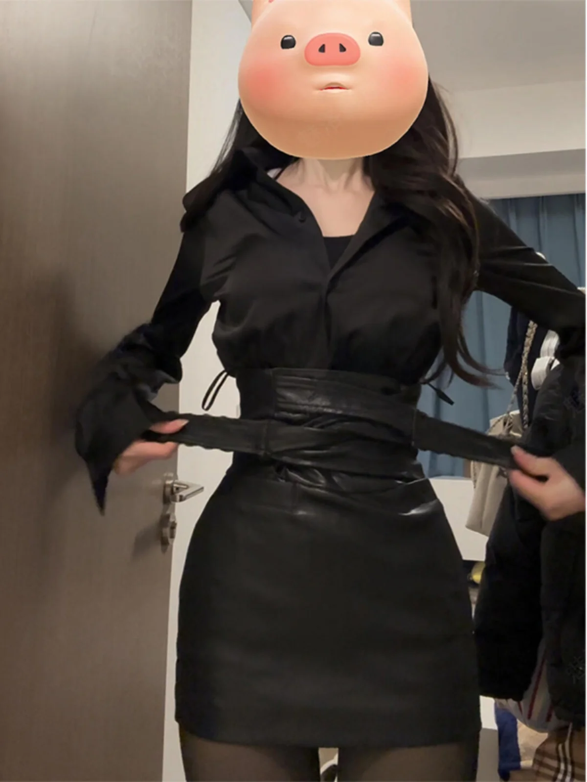 

Комплект из двух предметов: топ с длинными рукавами в американском стиле для создания образа дерзкой и сексуальной девушки, и короткая кожаная юбка с завышенной талией на запах.