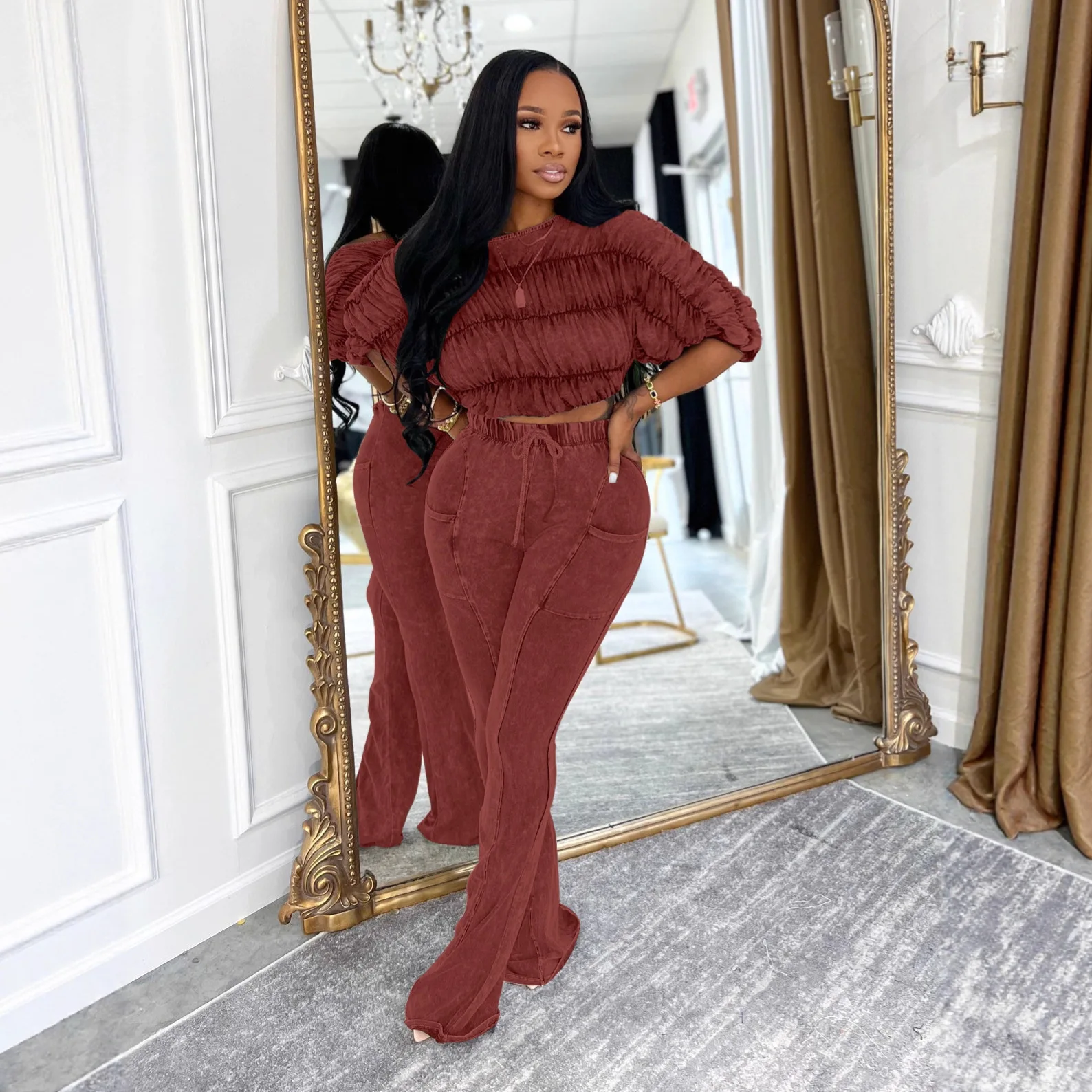 ชุดเซ็กซี่สำหรับผู้หญิง เสื้อครอปโชว์เอว ทรงเข้ารูป กางเกงขาบานเล็กน้อย ชุดสองชิ้น ฤดูใบไม้ร่วง 2025