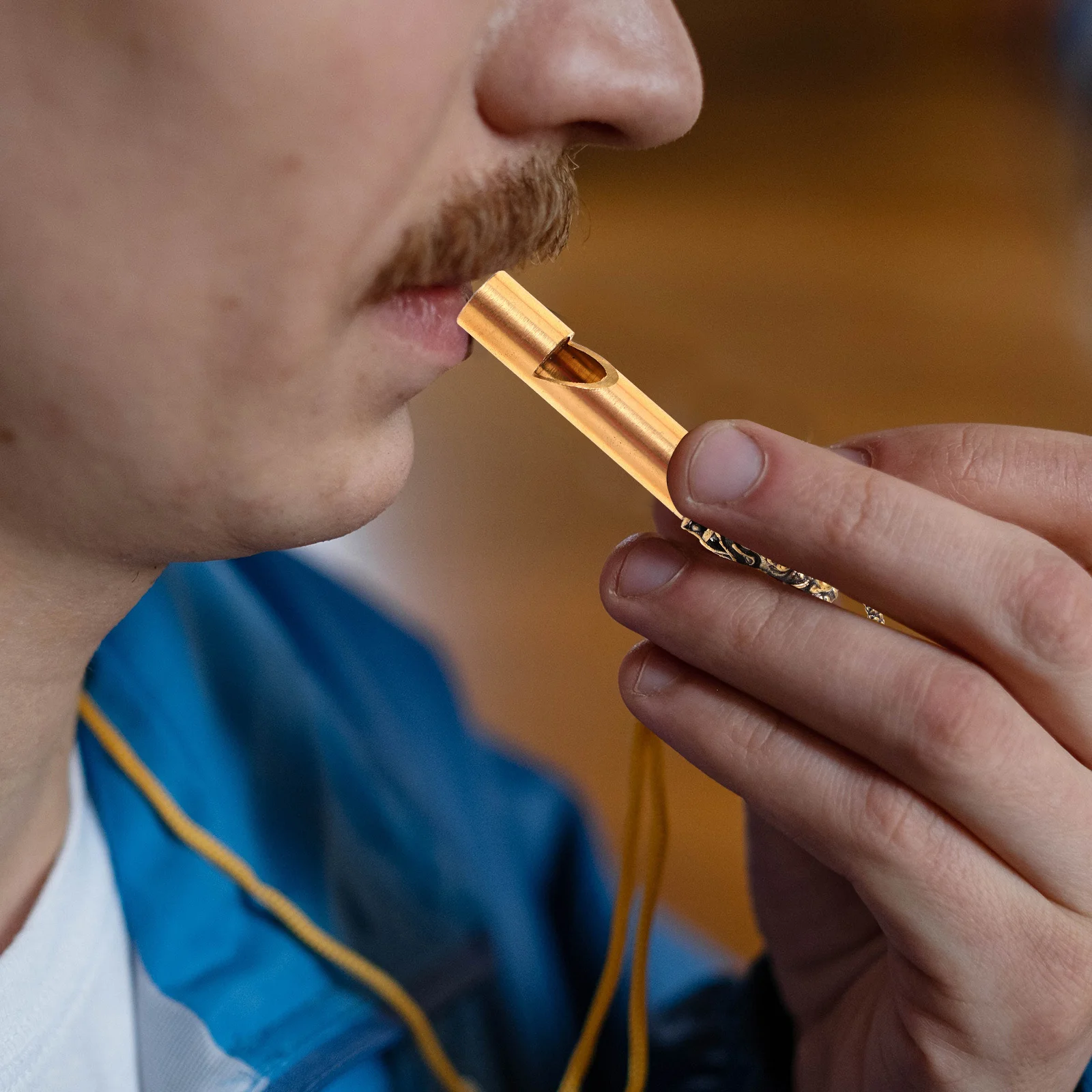 صافرة نحاسية لامعة مادة جديدة للأنشطة الخارجية بصوت عالٍ وهش المشي لمسافات طويلة التخييم صافرة الطوارئ بقاء