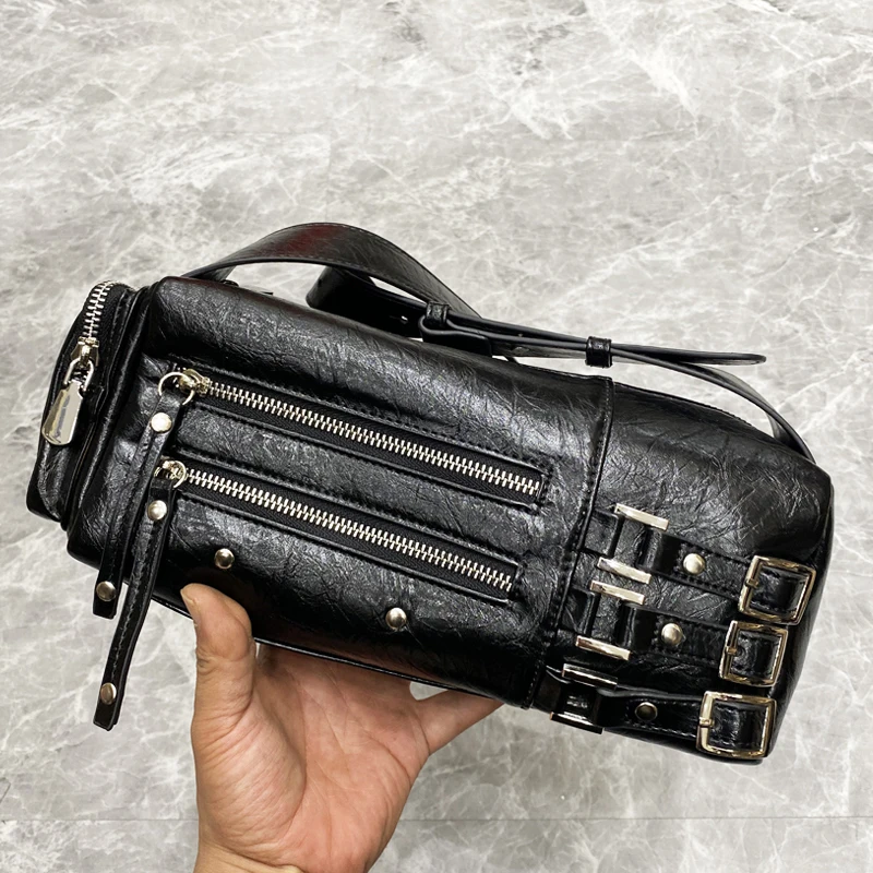 

Мото и байкерские сумки для женщин, роскошная дизайнерская сумка-кошелек 2025 года, новинка из искусственной кожи, винтажная сумка из масляного воска с заклепками и пряжкой на ремне, сумка на плечо под мышками