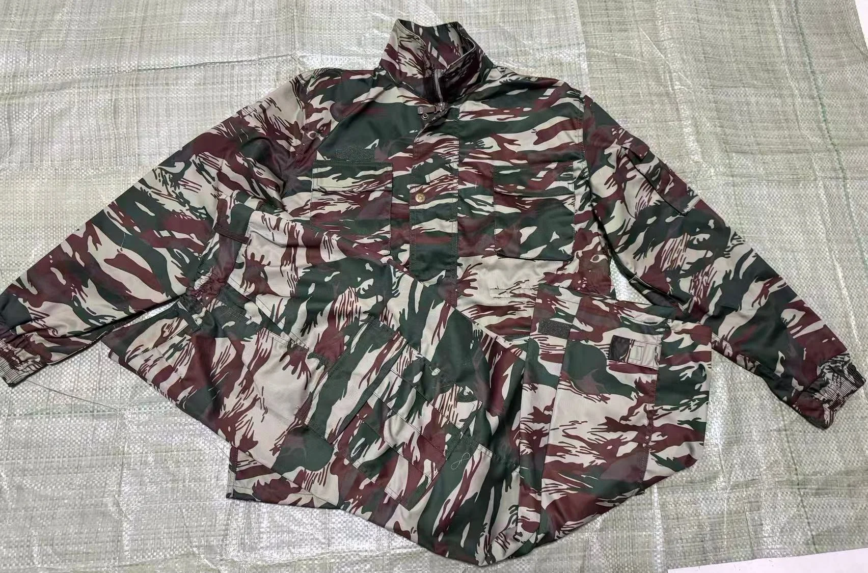 Outdoor camouflage clothing, including jacket and pants