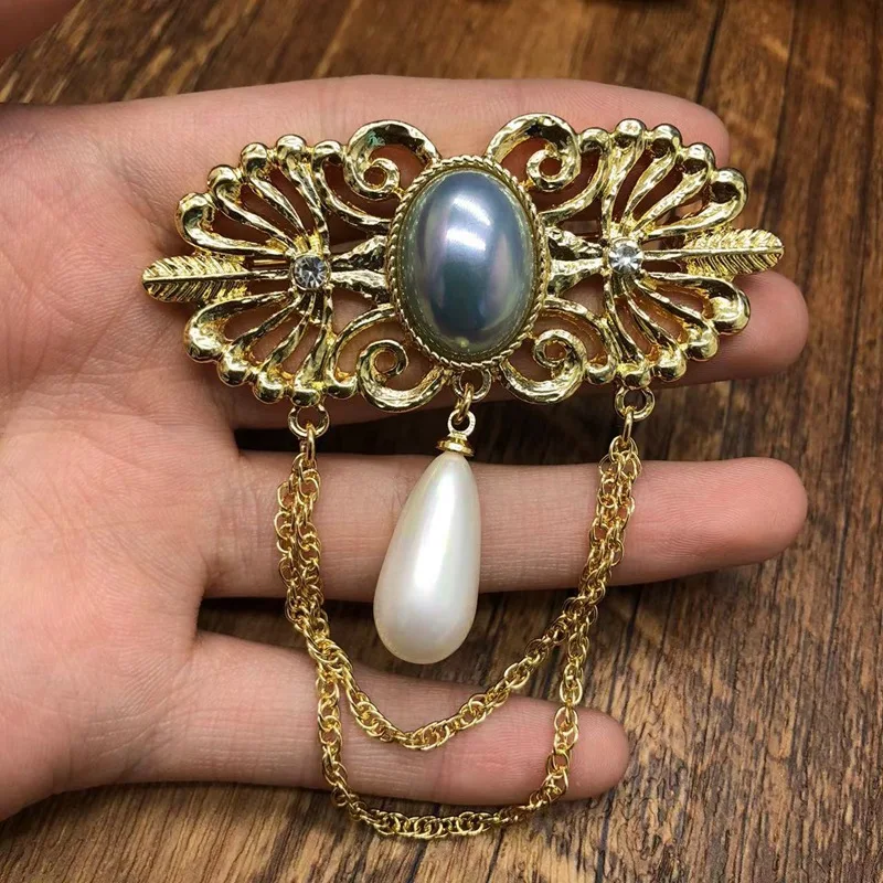 Broche vintage con patrones huecos, borlas, perlas mabe, MARRÓN