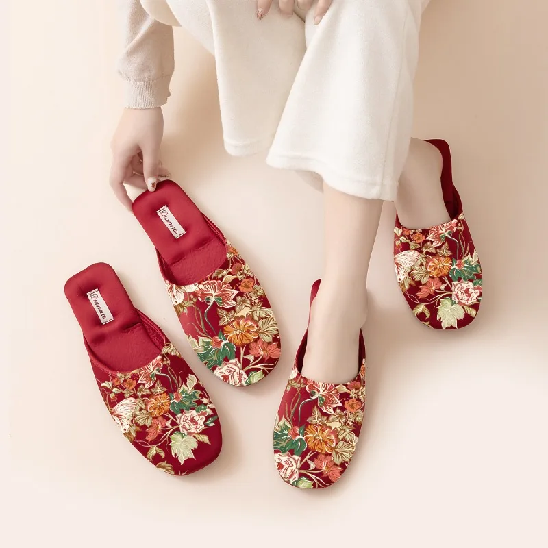 

Новые свадебные тапочки для невесты, праздничные вышитые тапочки в китайском стиле, модные парные тапочки для молодоженов.