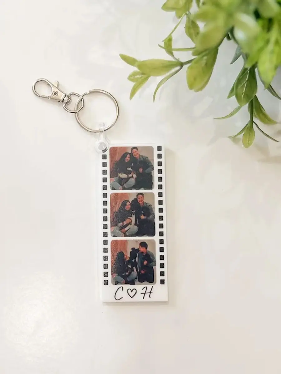 Personalisierter Schlüsselanhänger mit Foto-Streifen | Valentinstagsgeschenk für Ihn | Valentinstagsgeschenk für Sie | Geschenke für Paare | Geschenk für den Freund | Geschenk für die Freundin – Detail 7