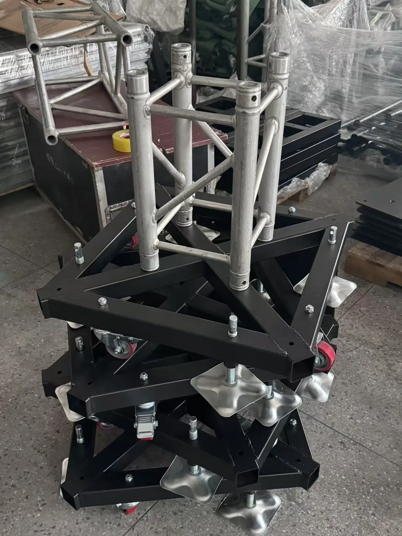 Portable aluminium truss with moving base for square or triangular lighting displays