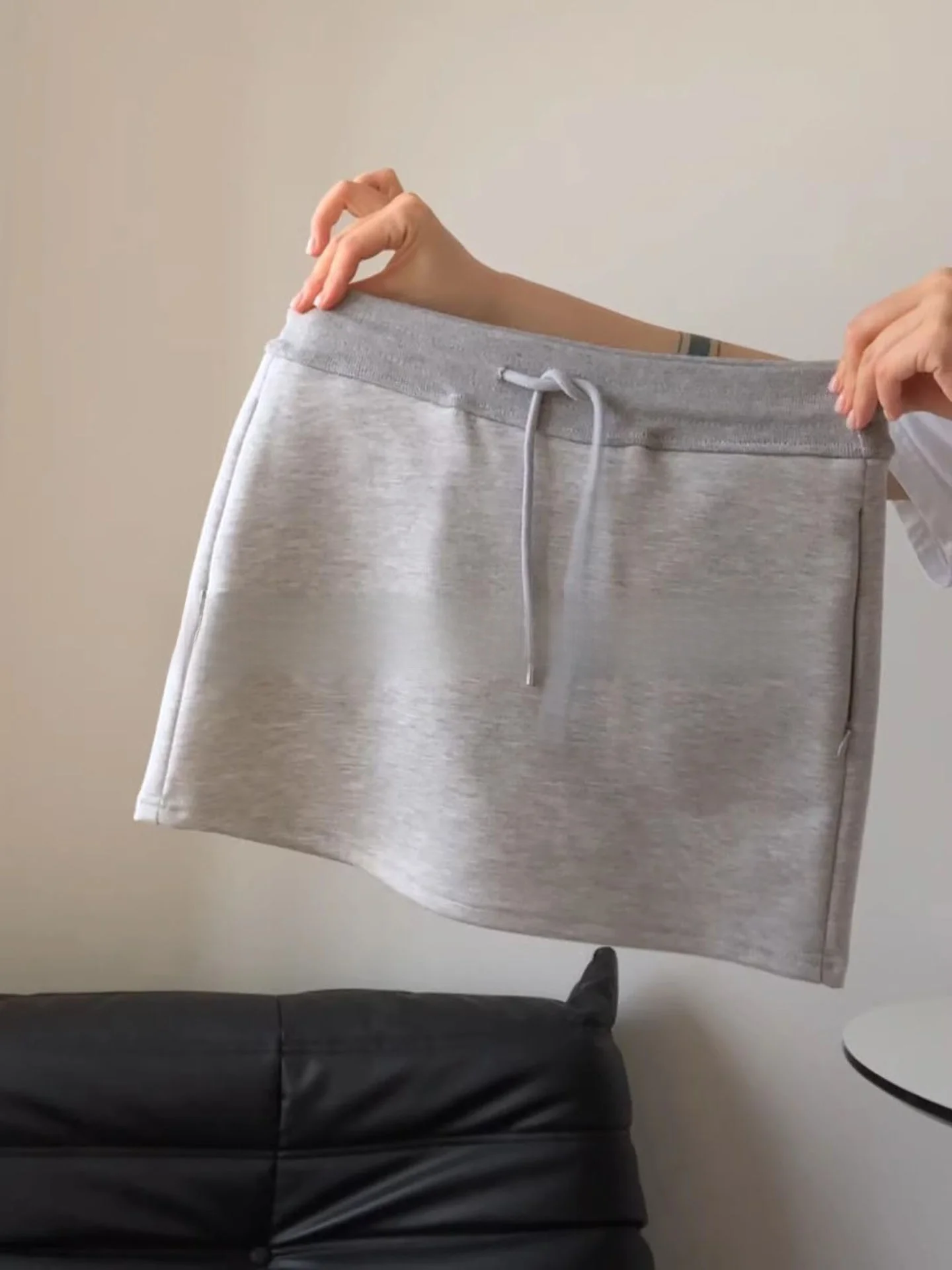 

Весна 2026: Новая женская юбка-трапеция с завышенной талией и шнурком, универсальная, свободного кроя, для повседневной носки и спорта, с эффектом стройности